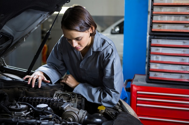 Free Photo | Female mechanic servicing car
