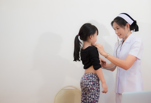 女の子 看護婦 女の子 心 聴診器 プレミアム写真
