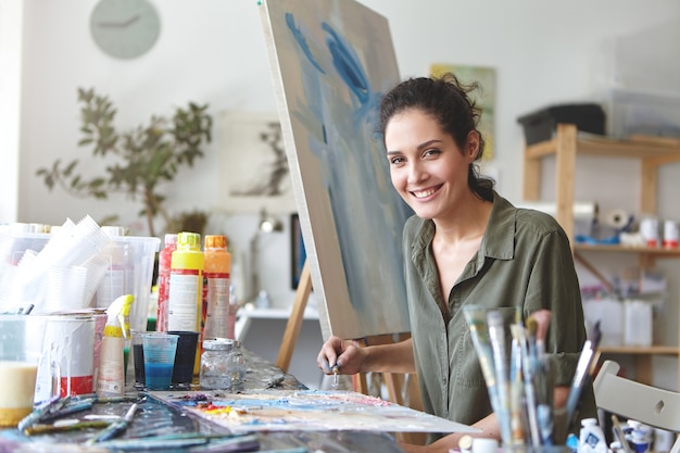 Free Photo Female painter in her art studio