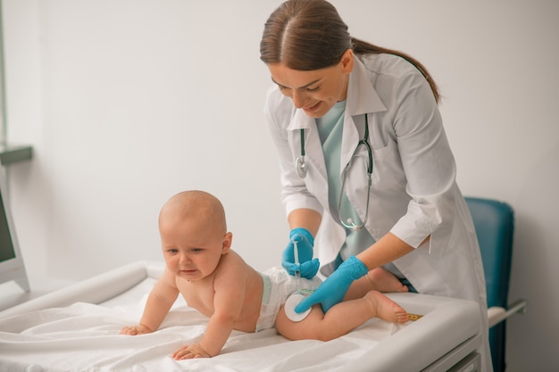 Premium Photo | Female pediatrician in disposable nitrile gloves ...