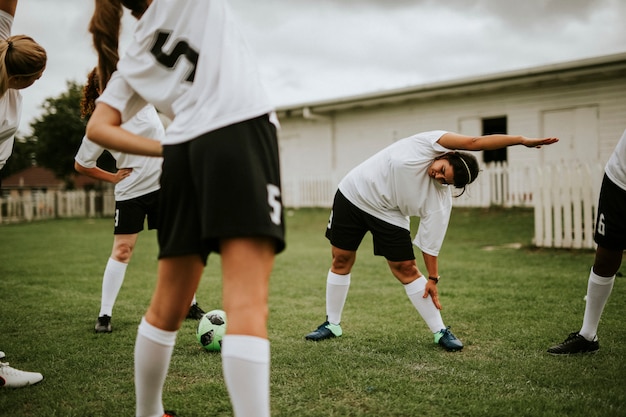 女子サッカーチーム選手の試合前ストレッチ プレミアム写真