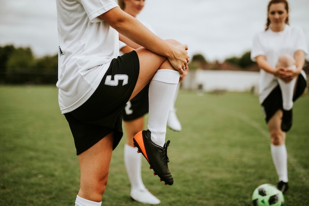 女子サッカーチーム選手の試合前ストレッチ プレミアム写真