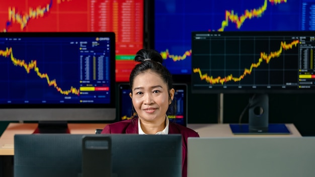 Premium Photo | Female successful professional trader investor sit ...