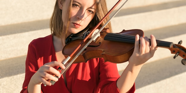 ヴァイオリンで音楽を演奏する女性ヴァイオリニスト 無料の写真