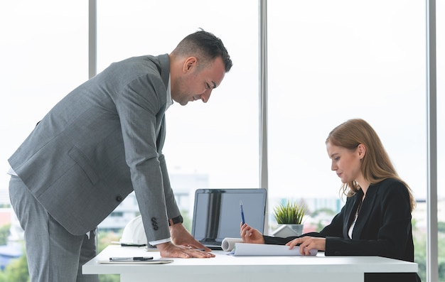 female-worker-is-showing-her-boss-plan-side-view_39408-641.jpg (626×396)