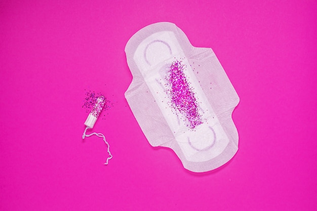 キラキラした女性用衛生パッドとタンポン 月経のシンボル プレミアム写真