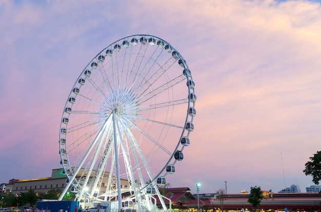 Premium Photo | Ferris wheel sunset.