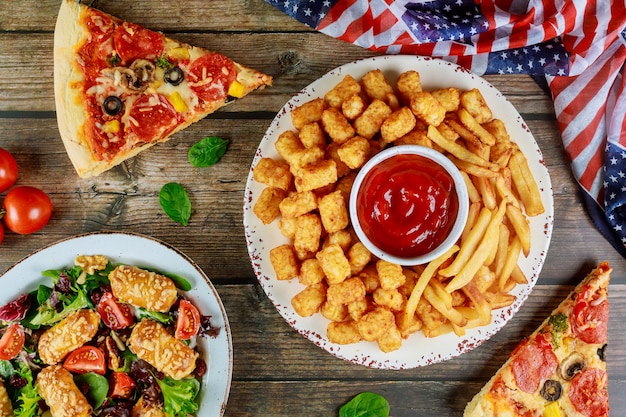 フライドポテト ピザ アメリカの休日のための野菜とお祝いパーティーテーブル プレミアム写真