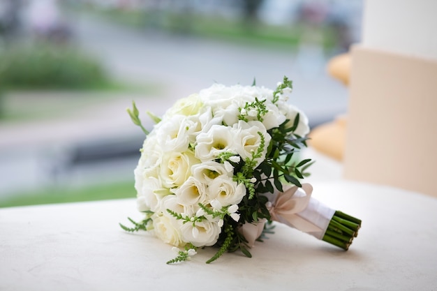 美しい白い花のお祝いのラウンドブーケ 白いバラの花嫁のためのウェディングブーケ プレミアム写真