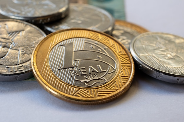 ブラジルのお金 コインを使った財務管理の概念 プレミアム写真