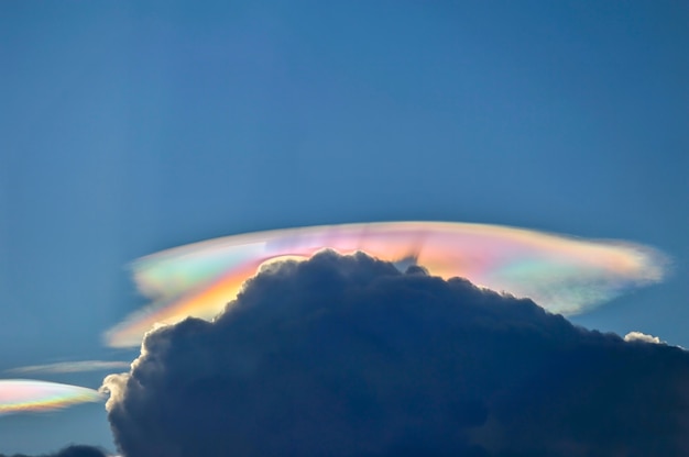 火の虹の雲の現象は 虹彩や虹彩と呼ばれる自然現象です プレミアム写真
