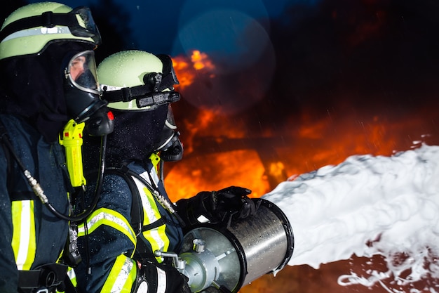 Premium Photo Firefighter Firemen Extinguishing A Large Blaze