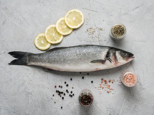 レモンとスパイスを添えた平たい魚 無料の写真