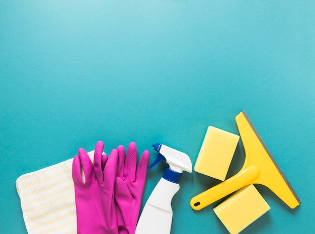 Flat lay frame with cleaning products and blue background Free Photo