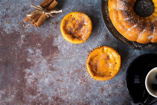 Flat lay frame with delicious pie and copy-space Free Photo