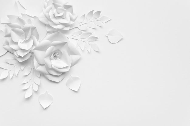 白い花と背景を持つフラットレイアウトフレーム 無料の写真