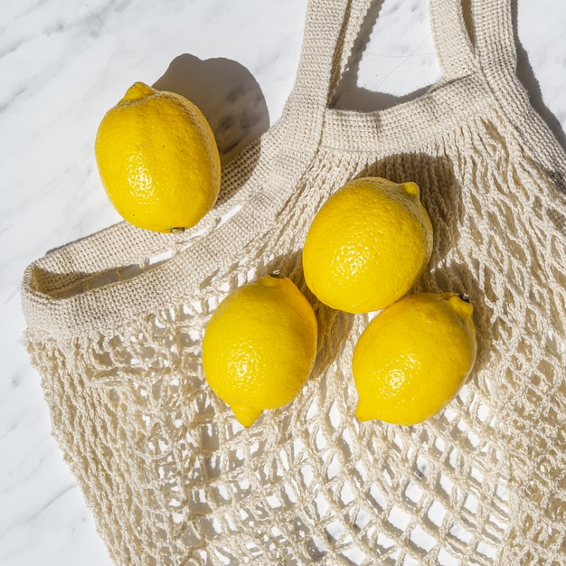 かぎ針編みのネットバッグに平干しレモン 無料の写真