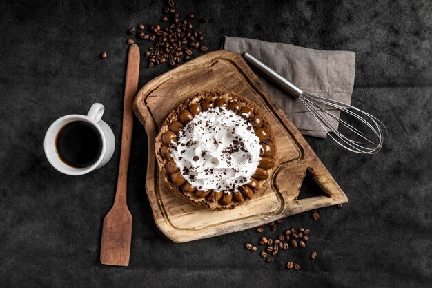 泡立て器とコーヒーでおいしいケーキのフラットレイアウト 無料の写真