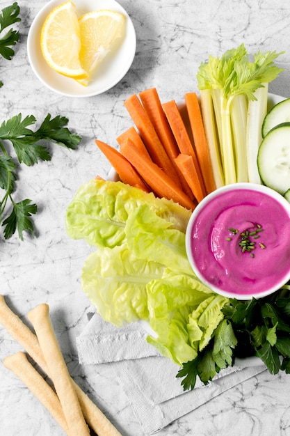 野菜とピンクソースのグリッシーニのフラットレイアウト 無料の写真