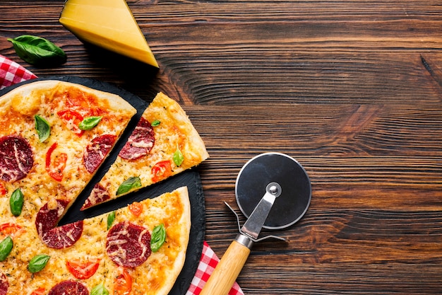 Flat lay pizza composition with copyspace Free Photo