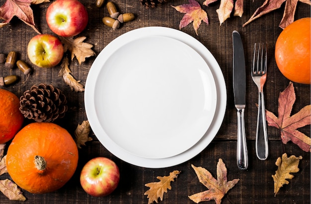 Free Photo | Flat lay of plates for thanksgiving dinner with autumn leaves