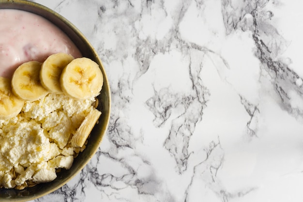 Flat lay yogurt with sliced bananas Free Photo
