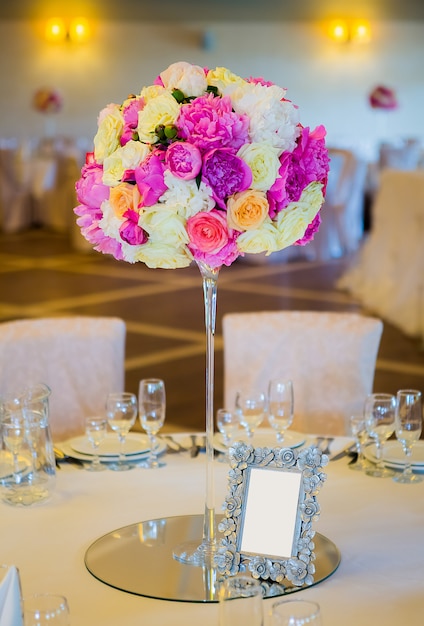 Premium Photo | Flower bouquet in glass vase on dining table