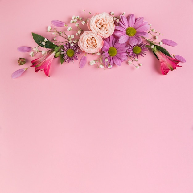 ピンクの背景の花飾り 無料の写真