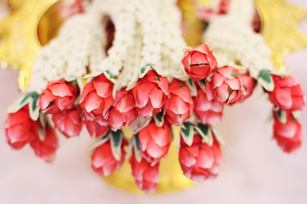 伝統的なタイの結婚式の日に金の皿に花輪 ジャスミンガーランド プレミアム写真