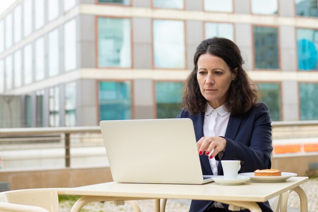 focused-businesswoman-using-laptop-outdoor-cafe_74855-5057.jpg (626×417)