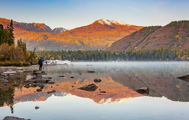 屋外の朝の光の霧と霧 紅葉と高山のカナス湖に浮かぶ プレミアム写真