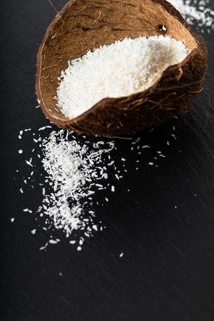 コピースペースとココナッツの殻の食品有機乾燥乾燥ココナッツ プレミアム写真