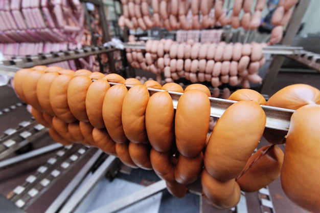Лучшие производители колбас на 2024 год: характеристика и калорийность