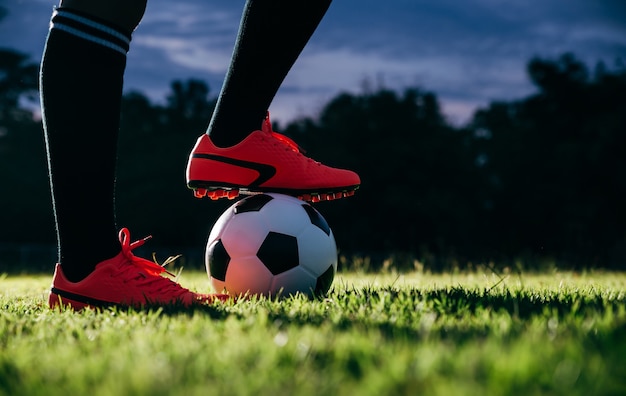 フリーキックポイントでサッカーボールを蹴るサッカー選手 プレミアム写真