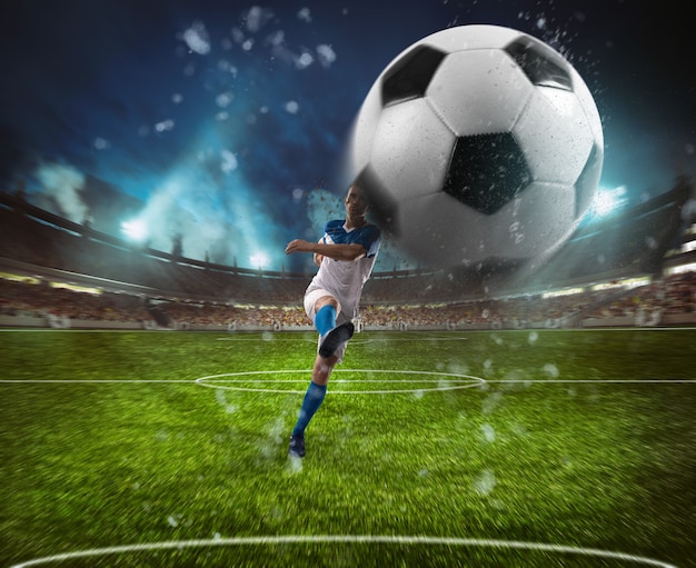 夜のサッカーシーンは 力でボールを蹴る白と青のユニフォームを着たプレーヤーと対戦します プレミアム写真