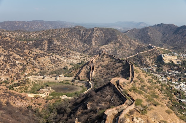 Premium Photo | Fort walls in the hills of jaipur, india.