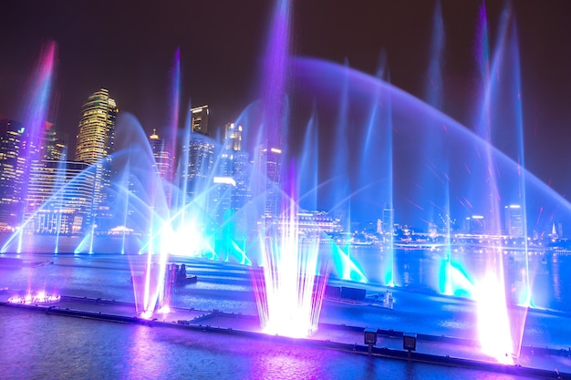 シンガポールのマリーナベイサンズ近くの夜の噴水レーザーショー プレミアム写真