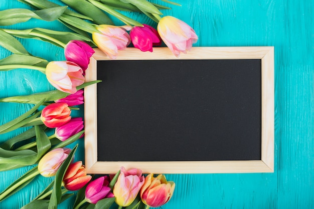 チューリップの花束の周りのフレーム黒板 無料の写真