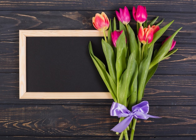 Frame chalkboard with bouquet of tulips Free Photo