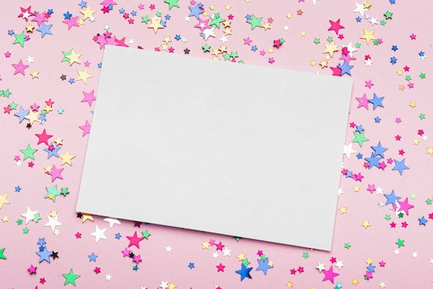 ピンクの背景にカラフルな紙吹雪星とフレーム 無料の写真