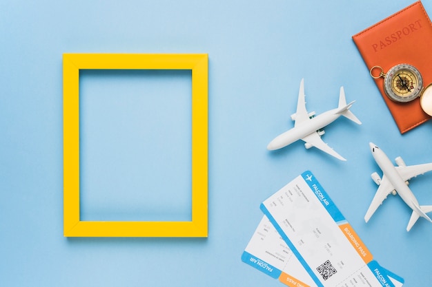 おもちゃの飛行機 チケット パスポート付きのフレーム プレミアム写真