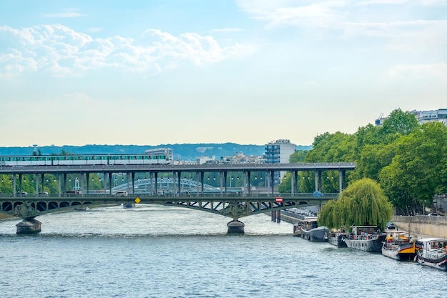 フランス パリの夏の日 電車と車でセーヌ川に架かる2階建てのビルアケム橋 プレミアム写真