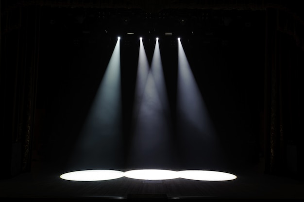 ライト付きの無料ステージ 空のステージの背景 スポットライト ネオンライト 煙 プレミアム写真
