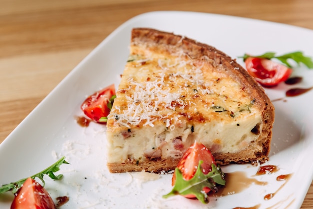 フランスのキッシュロレーヌとトマトとモッツァレラチーズ プレミアム写真