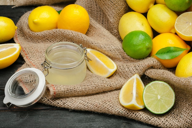 Premium Photo | Fresh lemons on wooden table