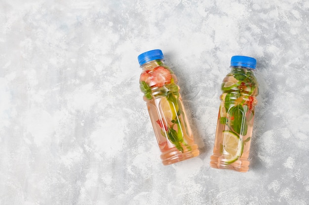 新鮮なライム ストロベリー ミントの注入水 カクテル デトックスドリンク レモネード 夏の飲み物 医療コンセプト 無料の写真