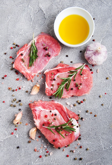 Fresh raw pork chops with spices and herbs | Premium Photo