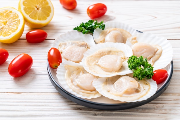 Fresh shell scallops Premium Photo