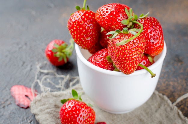 how many grams of sugar in a cup of fresh strawberries