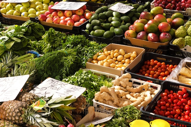 https://image.freepik.com/free-photo/fresh-vegetables-fruit-market-stall_1101-2560.jpg